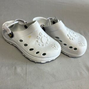 Dawgs White Sandals Comfortable and Versatile